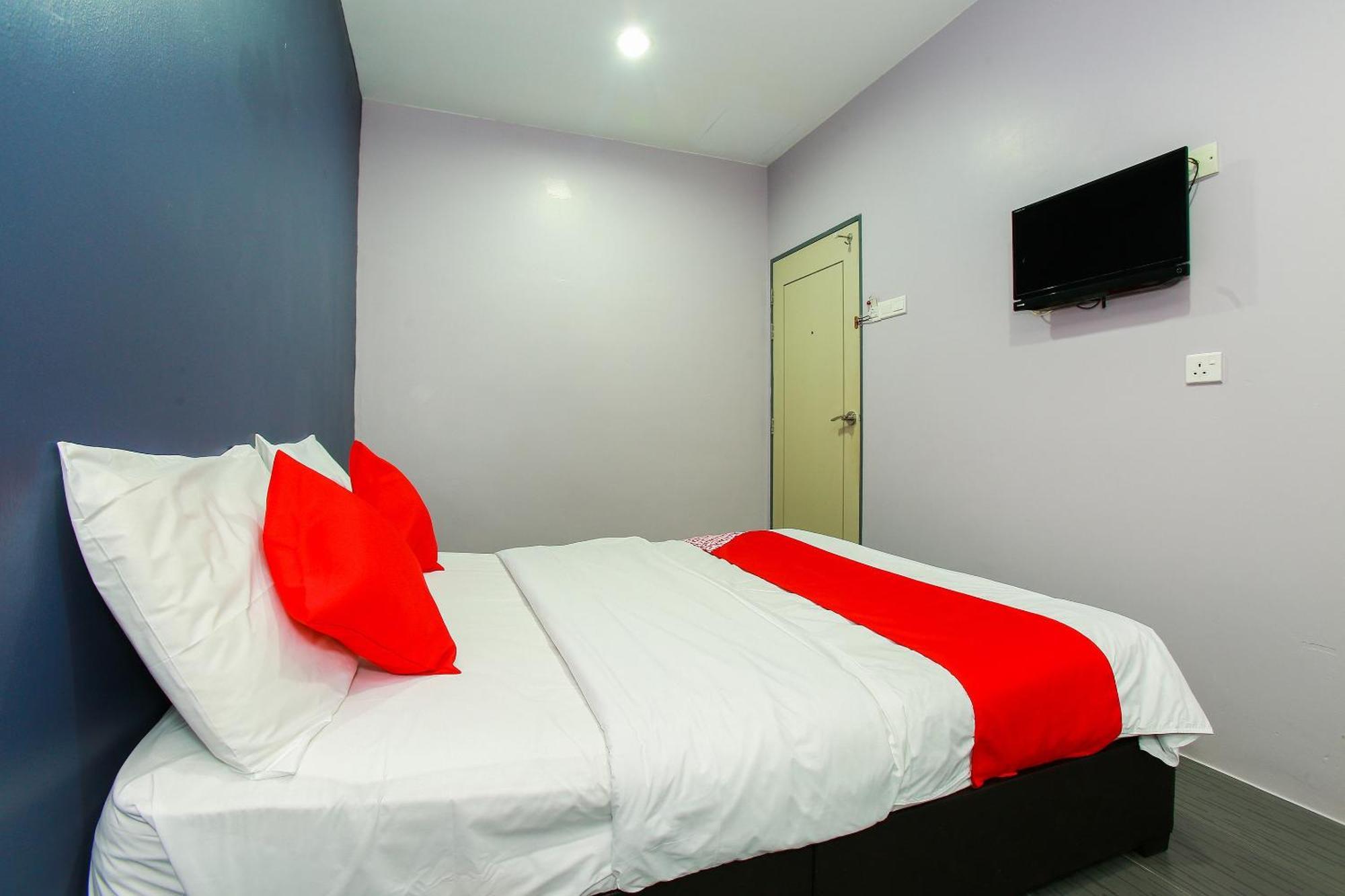 Oyo 89332 De Hotel Teluk Intan Exterior foto